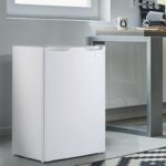 West Bend Mini refrigerador para oficina en casa o dormitorio, cuenta con una sola puerta reversible, estantes extraíble