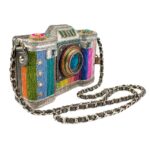 Bolso Cruzado Mary Frances Life in Color BAG 22-568 con Cuentas Diseño de Cámara Cierre Magnético Multicolor 7.75 x 2.50