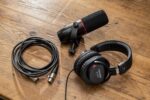 Focusrite Kit de transmisión de Vocaster, micrófono dinámico de calidad de transmisión y auriculares cerrados para podca