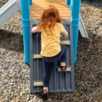 Escalador Infantil Step2 Scout Slide Climber Modelo 4208KR con Tobogán Pared de Escalada Túnel y Volante Dimensiones 72.