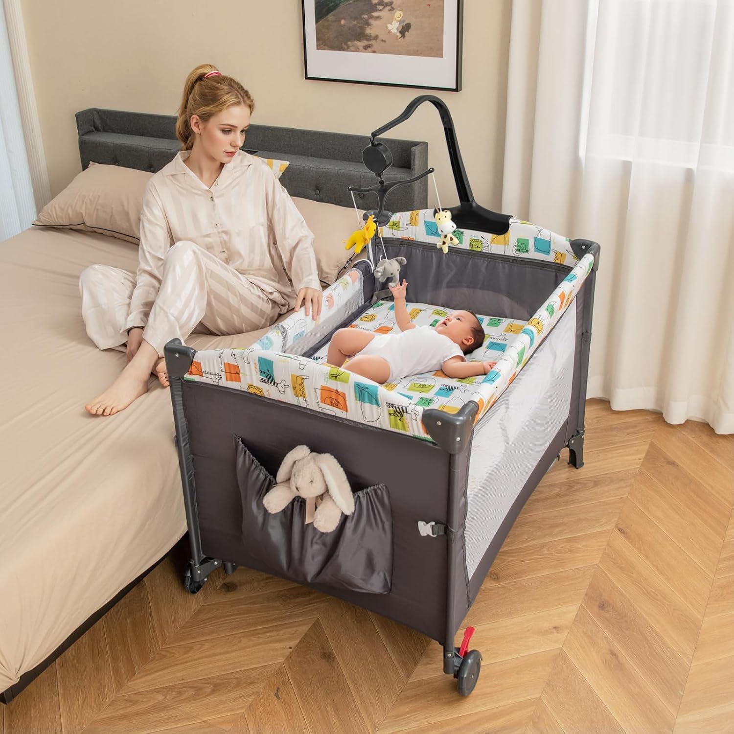 Cama de noche para bebé HONEY JOY 6 en 1 con moisés cambiador de pañales patio de juegos puerta con cremallera 4 alturas