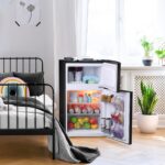 West Bend - Mini refrigerador con congelador para dormitorio, oficina, bar o dormitorio, refrigerador compacto retro con