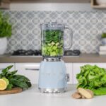 SMEG BLF03 - Licuadora de estilo retro, licuadora de encimera de 600 W con jarra sin BPA de 48 onzas, 3 velocidades + pu