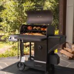 Ahumador y Parrilla de Carbón Oklahoma Joe's Tahoma 900 Deluxe 24203105 Alimentación Automática Color Negro 875 Pulgadas