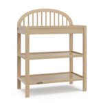 Cambiador Graco Olivia Modelo 00542-607 Driftwood Madera de Pino con 2 Estantes Abiertos y Cambiador Resistente al Agua