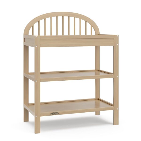Cambiador Graco Olivia Modelo 00542-607 Driftwood Madera de Pino con 2 Estantes Abiertos y Cambiador Resistente al Agua