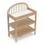 Cambiador Graco Olivia Modelo 00542-607 Driftwood Madera de Pino con 2 Estantes Abiertos y Cambiador Resistente al Agua