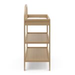Cambiador Graco Olivia Modelo 00542-607 Driftwood Madera de Pino con 2 Estantes Abiertos y Cambiador Resistente al Agua