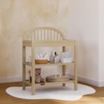 Cambiador Graco Olivia Modelo 00542-607 Driftwood Madera de Pino con 2 Estantes Abiertos y Cambiador Resistente al Agua