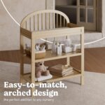 Cambiador Graco Olivia Modelo 00542-607 Driftwood Madera de Pino con 2 Estantes Abiertos y Cambiador Resistente al Agua