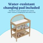 Cambiador Graco Olivia Modelo 00542-607 Driftwood Madera de Pino con 2 Estantes Abiertos y Cambiador Resistente al Agua