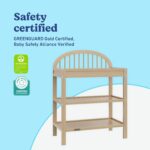 Cambiador Graco Olivia Modelo 00542-607 Driftwood Madera de Pino con 2 Estantes Abiertos y Cambiador Resistente al Agua
