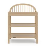 Cambiador Graco Olivia Modelo 00542-607 Driftwood Madera de Pino con 2 Estantes Abiertos y Cambiador Resistente al Agua