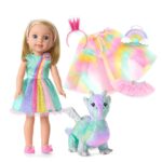 American Girl WellieWishers Muñeca Camille 14.5 pulgadas con Crisella the Dragon Vestido y Accesorios Modelo HYK30