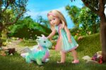 American Girl WellieWishers Muñeca Camille 14.5 pulgadas con Crisella the Dragon Vestido y Accesorios Modelo HYK30