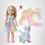 American Girl WellieWishers Muñeca Camille 14.5 pulgadas con Crisella the Dragon Vestido y Accesorios Modelo HYK30