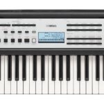Yamaha YPT-W320 Teclado portátil con 76 teclas sensibles al tacto para principiantes con atril, adaptador de corriente