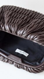 Bolso Enzo A.L.C. HHBCL00004 Cuero Vegano Ciruela Chocolate Cierre Magnético