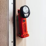 Streamlight 91831 Survivor Pivot 325-Lumen en ángulo recto articulado doble haz Spot & Flood LED linterna con kit de car