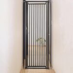 Puerta de Seguridad para Gatos Richell 94952 Extra Alta 70 Pulgadas Acero Negro 28 a 37.5 Pulgadas de Ancho