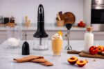 Smeg Batidora de Mano de Inmersión con Vaso Medidor, Tazón para Picar con Tapa, Batidor de Alambre, 5 Controles de Veloc