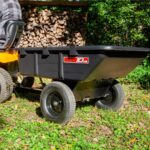 Brinly Carro utilitario de polietileno resistente de 10 pies cúbicos y 650 lb para remolque con enganche magnético y caj