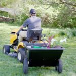 Brinly Carro utilitario de polietileno resistente de 10 pies cúbicos y 650 lb para remolque con enganche magnético y caj