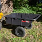 Brinly Carro utilitario de polietileno resistente de 10 pies cúbicos y 650 lb para remolque con enganche magnético y caj