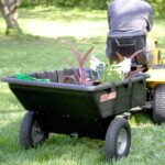 Brinly Carro utilitario de polietileno resistente de 10 pies cúbicos y 650 lb para remolque con enganche magnético y caj