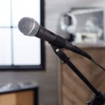 Amazon Basics Micrófono dinámico, micrófono vocal profesional con cable para karaoke, podcasting, actuaciones en vivo (p