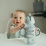Botella con Popote Dr. Brown's Milestones WB92023-WEB Cuello Ancho 9 Onzas Gris y Rosa 2 Unidades Paquete de 6