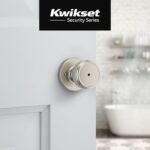 Kwikset Maven - Pomo de puerta de privacidad interior con cerradura, manija de puerta redonda para baño y dormitorio, po