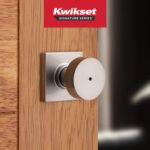 Kwikset Pismo - Pomo de puerta de privacidad interior con cerradura, manija de puerta para baño y dormitorio, pomo de pu
