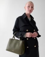 Bolso Kate Spade New York Leila WKR00335306 Mediano Triple Compartimento Piel Pebbled Color Seaweed