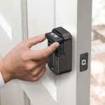 Yale Assure Lock 2 - Cerradura de puerta con código de teclado de bronce aceitado con onda Z y llave de respaldo para pu