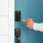 Yale Assure Lock 2 - Cerradura de puerta con código de teclado de bronce aceitado con onda Z y llave de respaldo para pu