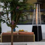 Calentador de Patio OuterMust PH02 48000 BTU Torre Piramidal Propano Negro con Ruedas y Tubo de Vidrio