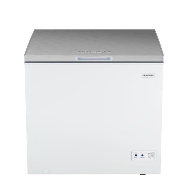 Congelador horizontal profundo Frigidaire, capacidad de 7 pies cúbicos, diseño de tapa superior de acero inoxidable bril