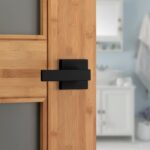 Kwikset Singapore - Manija de puerta de privacidad interior con cerradura, palanca de puerta para baño y dormitorio, neg