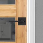 Kwikset Halifax - Manija de puerta de privacidad interior con cerradura, palanca para baño y habitación, negro mate, cer