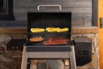 Parrilla Ahumadora de Pellets Traeger Westwood XL TFB82YLJU 823 Pulgadas Cuadradas WiFi Color Negro
