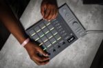 AlphaTheta SLAB MIDI Controller — Desbloquea Serato Studio (versión completa), dial multifunción y control de enfoque, 1