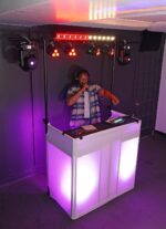 Cabina de DJ Rockville ROCKBOOTH TRUSS V2 con Braguero de Iluminación de 8 Pies Mesas de 2 Niveles Scrims Negro y Blanco