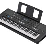 Yamaha PSR-E483, teclado portátil de 61 teclas sensible al tacto con sonido, atril para partituras y adaptador de corrie