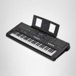 Yamaha PSR-E483, teclado portátil de 61 teclas sensible al tacto con sonido, atril para partituras y adaptador de corrie