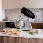 SMEG SMF04 - Batidora de pie Classico de 5 cuartos con arranque suave y mezcla constante, motor de 600 W, 10 velocidades