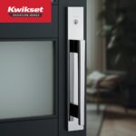 Juego de Puerta Kwikset Caerus Doble Francesa con Manija Ficticia Cromo Pulido Tecnología KwikSlide Seguridad SmartKey