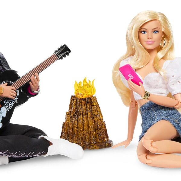 Muñecas Barbie y Ken The Movie Mattel JBJ21 Escena de Fogata Paquete de 2