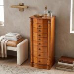 Armario Joyero Hives Honey Louis con Cerradura 8 Cajones Espejo Ganchos para Collar y Rollos para Anillos Oak
