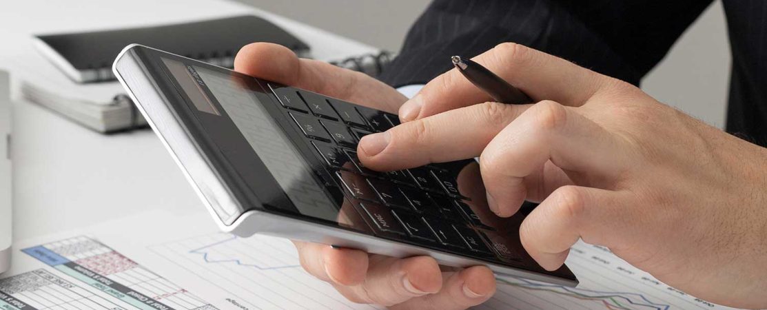 женские руки с ноутбуком. человек печатает на компьютере. ноль баллов мем.